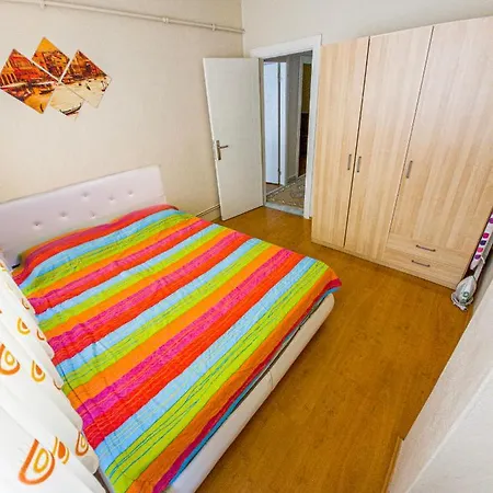 Air Conditioner-3 Bedroom-near Metro And Mall شقة
